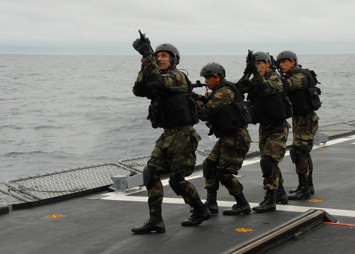 Brytyjska jednostka specjalna Special Boat Service jest odpowiednikiem amerykańskiej Navy SEALS. Proces selekcji do niej obejmuje wyczerpujące testy wytrzymałościowe, szkolenia w dżungli tropikalnej w brazylijskim Belize oraz bojowe, surwiwalowe szkolenia, które obejmują przesłuchania kandydatów. Każdy chętny posiada tylko dwa podejścia do rekrutacji.