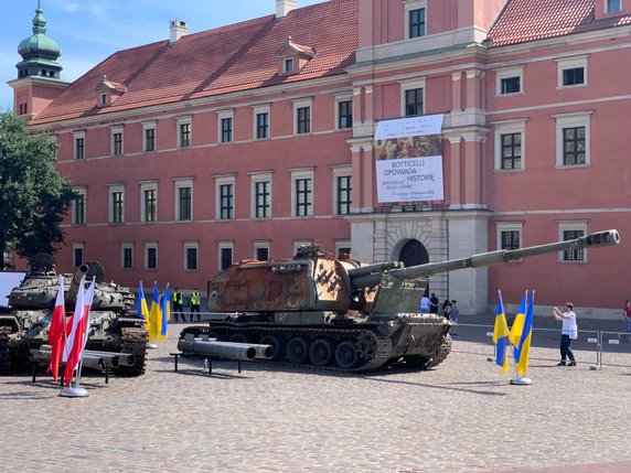 Rosyjskie maszyny wojskowe na placu Zamkowym 