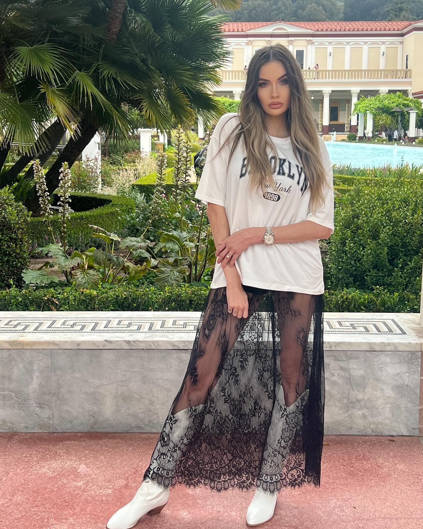 Finalistka súťaže Miss Slovensko 2015, modelka a influencerka Broňa Gregušová.