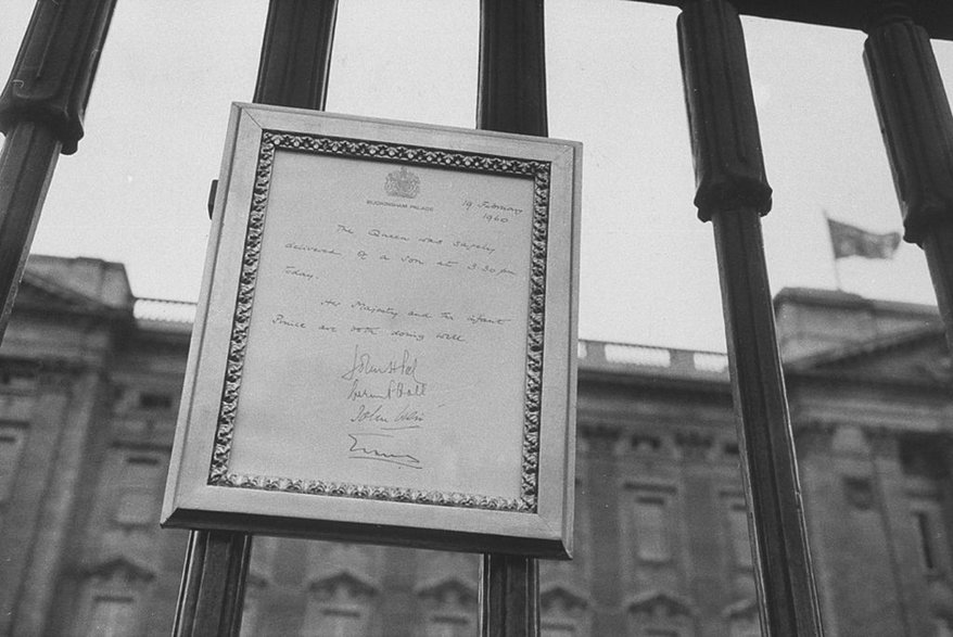 Oświadczenie na bramie Pałacu Buckingham, informujące o narodzinach księcia Andrzeja w 1960 r.