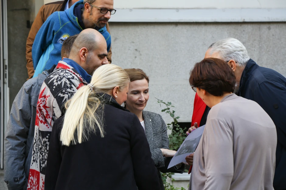 Jelena Mekvilijams sa prijateljima ispred Matematičke gimnazije