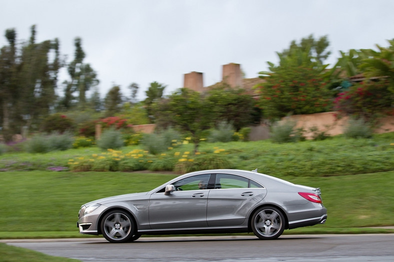 Mercedes CLS63 AMG ma rozdwojoną jaźń i świetnie wychodzi na zdjęciach