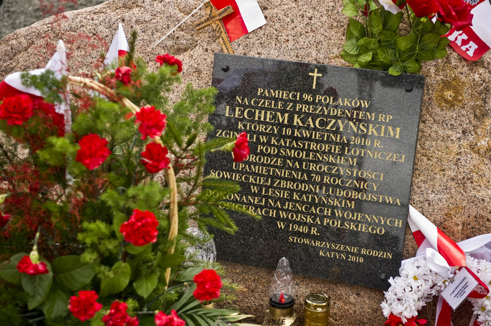 Zdjęta tablica na kamieniu upamiętniajacym katastrofę, fot. PAP/Wojciech Pacewicz