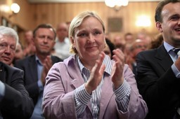 Zdjęcia europosłów na szubienicach. Thun zapowiada subsydiarny akt oskarżenia