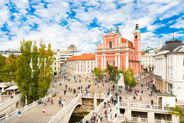 Lublana jest stolicą Słowenii - małego kraju na styku kultur bałkańskiej, alpejskiej i austro-węgierskiej. Słowenia ma tylko 2 miliony mieszkańców. Na zdjęciu: Most Tromostovje ("Potrójny Most") nad rzeką Lublanicą