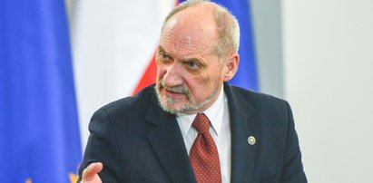 Macierewicz chce się pozbyć śledczych smoleńskich