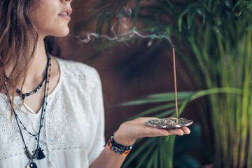 Legyen óvatos a füstölőkkel! Stroke-ot, allergiát és vesebetegséget is okozhatnak