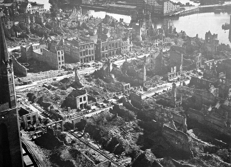 Koniec lat 40. XX w., widok na morze ruin Głównego Miasta. Pierwsza widoczna ulica od dołu to Mariacka. Fot. Kazimierz Lelewicz. Ze zbiorów Muzeum Historycznego Miasta Gdańska.