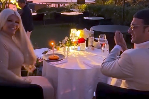 (VIDEO) OSTALA BEZ REČI, PREKRILA LICE OD UZBUĐENJA! Daru Bubamaru mnogo mlađi dečko iznenadio za rođendan na ROMANTIČNOJ VEČERI na Sardiniji: Morski plodovi, vino i poseban poklon
