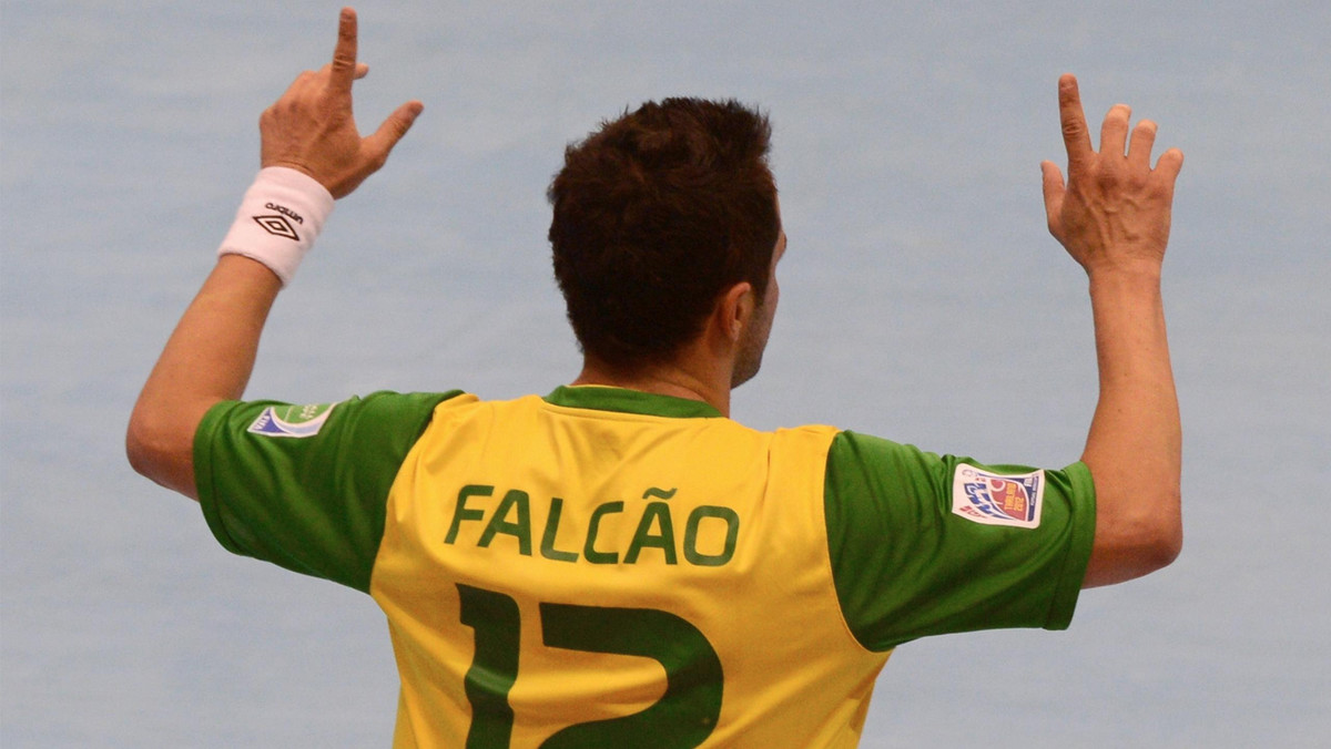 Podczas gdy piłkarski świat ekscytuje się coraz bardziej prawdopodobnym odejściem Falcao do Chelsea, doszło do dosyć niespodziewanego transferu z udziałem zawodnika o tym samym przydomku. Chodzi tu o oczywiście o Falcao z Brazylii, gwiazdora halowej piłki nożnej, który związał się krótkoterminową umową z grającym w Championship zespołem Nottingham Forest.