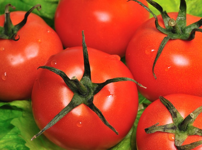 Antyoksydanty - to bez wątpienia składniki, z którymi każdy senior powinien się zaprzyjaźnić. Zwalczają one wolne rodniki, które przyspieszają proces starzenia. Cenne antyoksydanty znaleźć można w kolorowych owocach, np. truskawkach, jeżynach, jagodach, a także w warzywach: burakach czy pomidorach