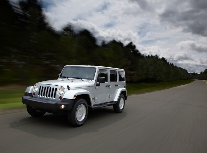 Jeep to ikona samochodów 4x4. Teraz słynna marka nabiera sił pod skrzydłami Fiata. W Polsce pojawiły się właśnie nowości amerykańskiej legendy bezdroży - oto Jeep Wrangler Unlimited i Jeep Grand Cherokee...