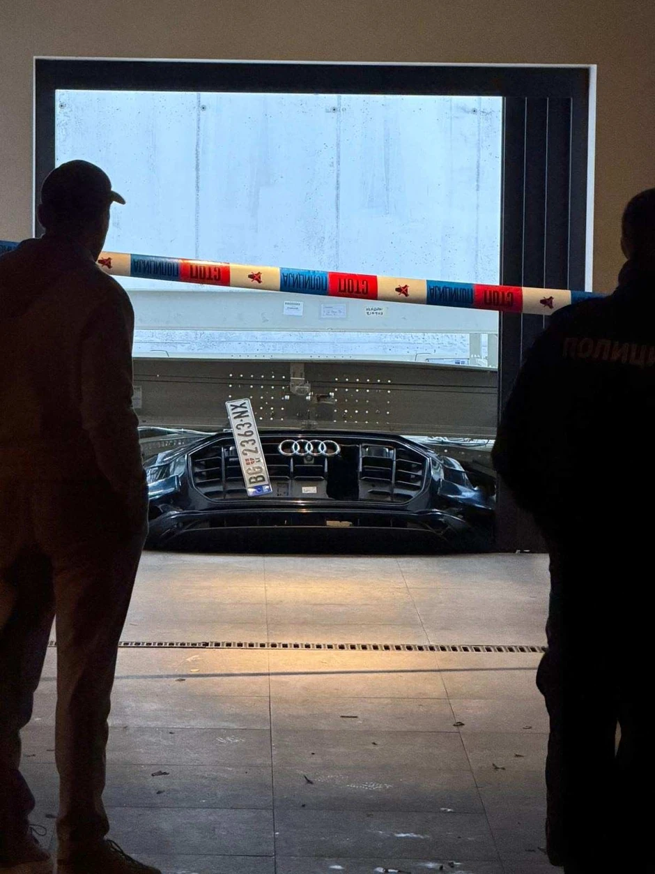 Automobil propao u teretni lift na Vračaru