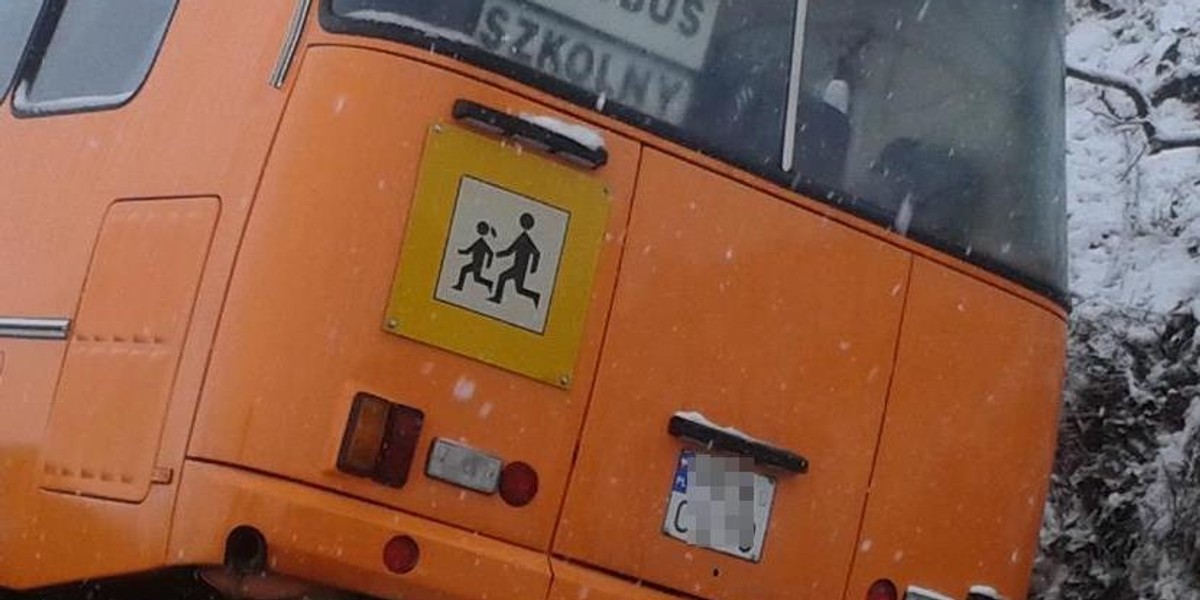 Wypadek autobusu szkolnego z dziećmi