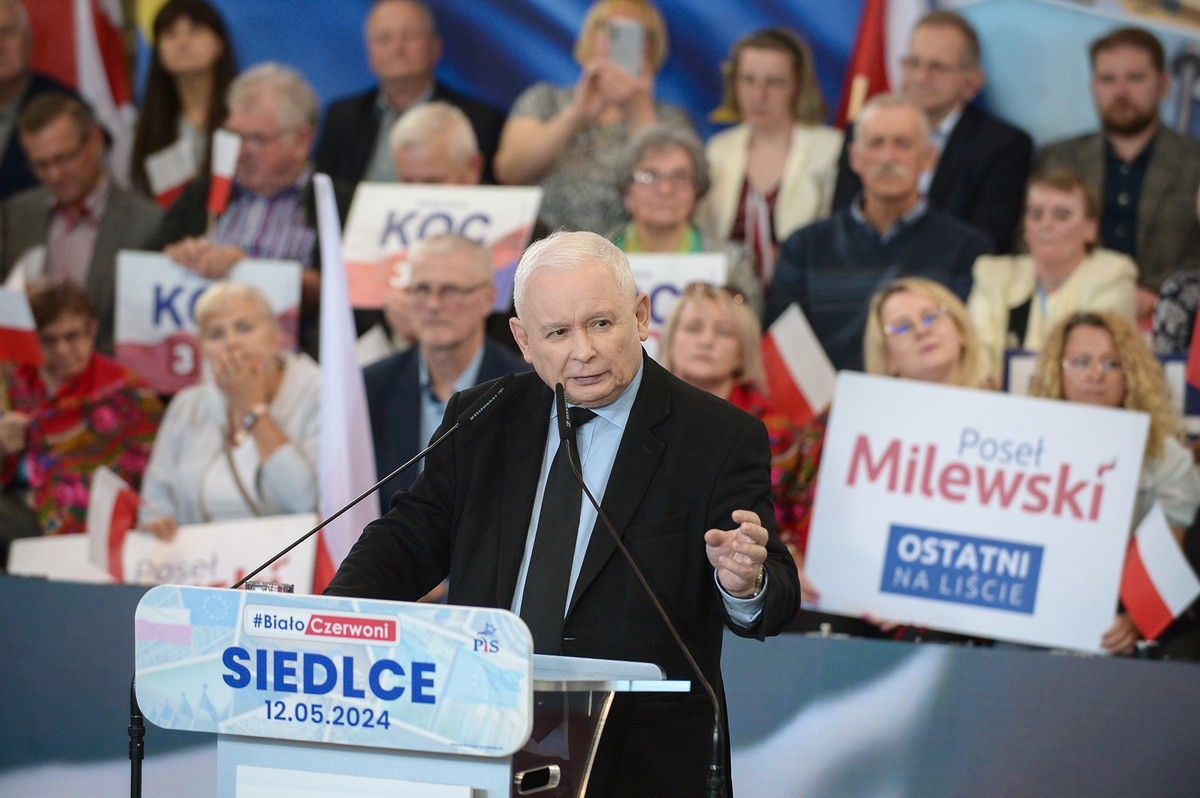 Prezes PiS Jarosław Kaczyński przemawia na spotkaniu z mieszkańcami w OSiR w Siedlcach.