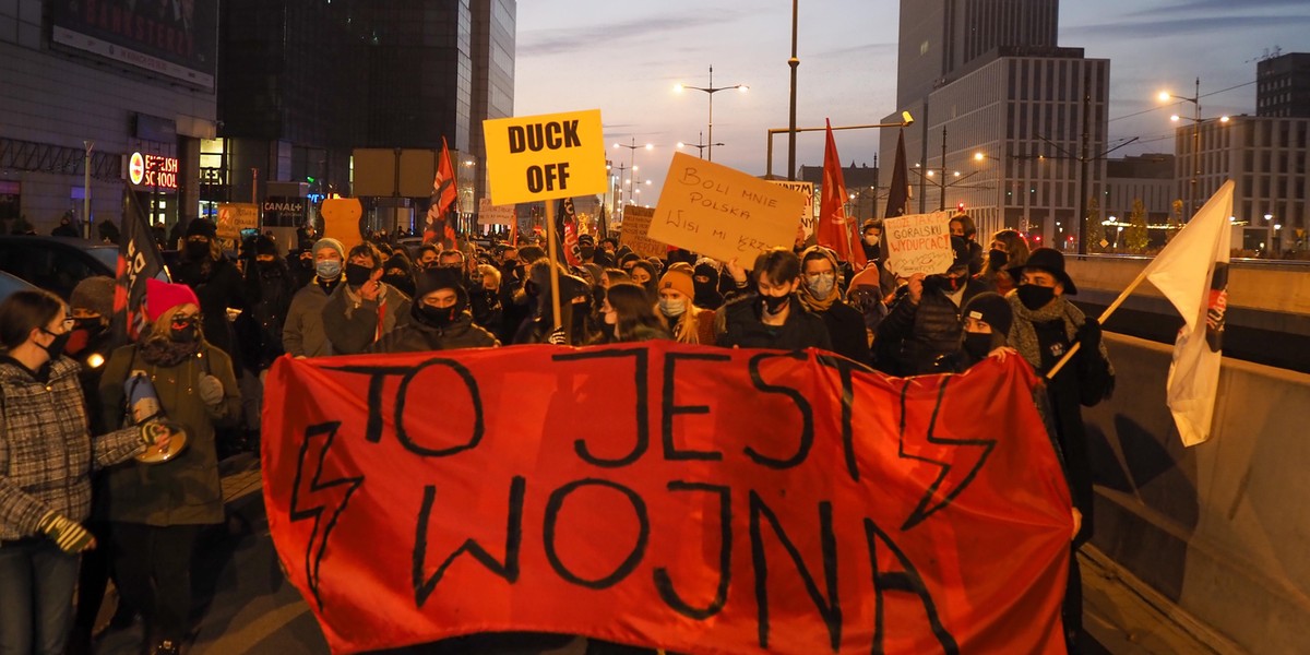 Protest w Łodzi. Policja zablokowała strajk kobiet