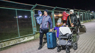 "Jadą ze mną naprawdę, cieleśnie są w moim aucie. Bezpośrednio związani z wojną"