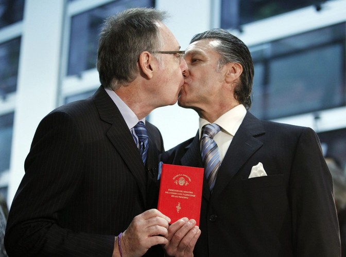 Aktor Ernesto Larrese i jego mąż, Alejandro Vannelli po uroczystości ślubnej w Buenos Aires