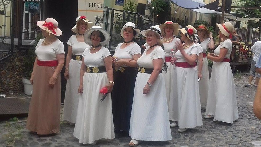 Dame u belom i sa šeširima