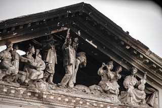 Rosyjscy duchowni z wizytą w Mariupolu. Zwiedzili ruiny Teatru Dramatycznego