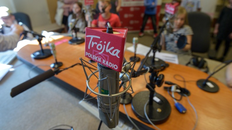 Bartosz Gil został zawieszony po tym, jak nie zgodził się na podpisanie oświadczenia, że ostatnie notowanie Listy Przebojów Radiowej Trójki - w którym pierwsze miejsce zajął mocno polityczny utwór Kazika - zostało zmanipulowane. Pierwsza informację w mediach społecznościowych podała żona dziennikarza, a potwierdzili ją także Agnieszka Szydłowska oraz Piotr Stelmach.