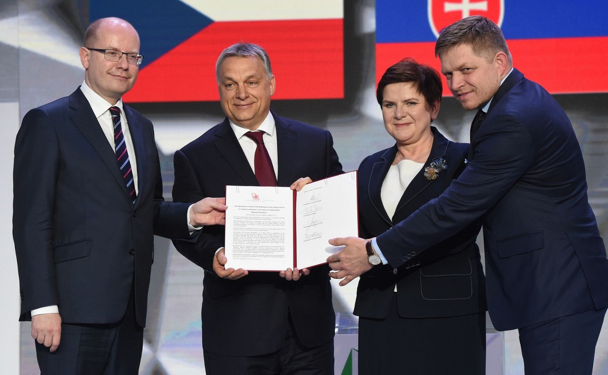 Premierzy państw Grupy Wyszehradzkiej Polski - Beata Szydło, Czech - Bohuslav Sobotka, Węgier - Viktor Orban i Słowacji - Robert Fico