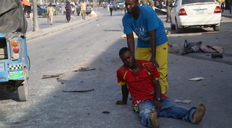 A szomáliai terrortámadásnak eddig közel 300 halottja van