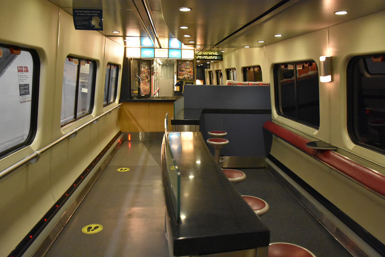 Wagon barowy podobnie jak w pociągach Pendolino PKP Intercity nie posiada tradycyjnych stolików, posiłki spożywa się na stojąco lub na krzesłach barowych