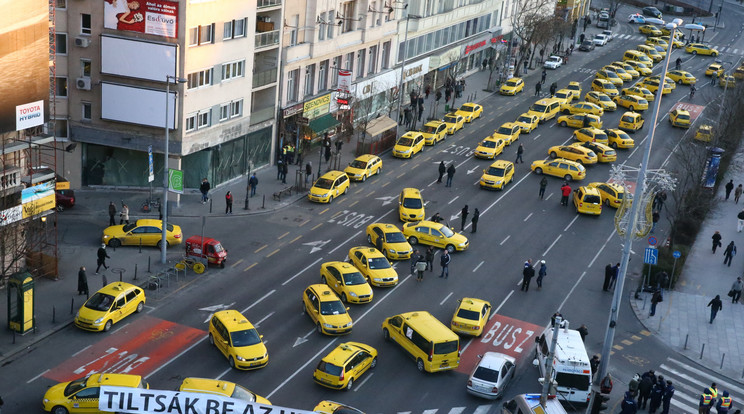 Néhány éve Budapestről a taxisok nyomására küldték el az Ubert, most London sem akar hosszabbítani velük / Fotó: Isza Ferenc