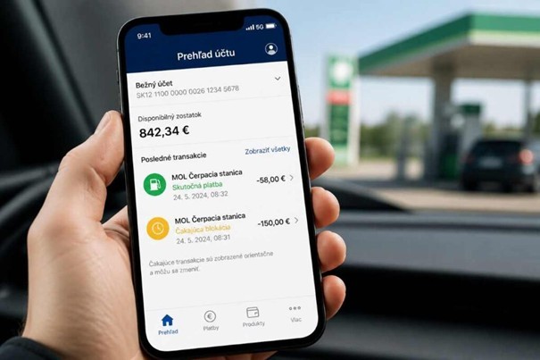 Smartfón s otvorenou bankovou aplikáciou ukazuje dve transakcie – jednu skutočnú platbu 58 eur a jednu čakajúcu blokáciu 150 eur z tej istej čerpacej stanice.