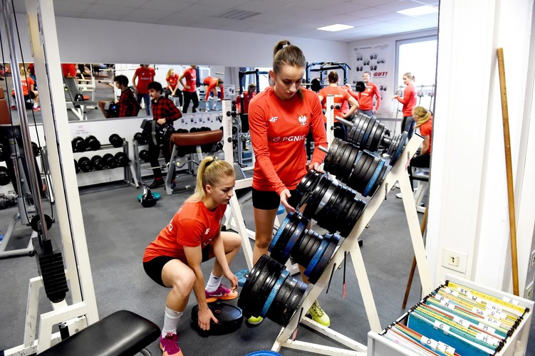 Reprezentantki Polski w piłce ręcznej kobiet Daria Zawistowska (L) i Adrianna Górna (P)