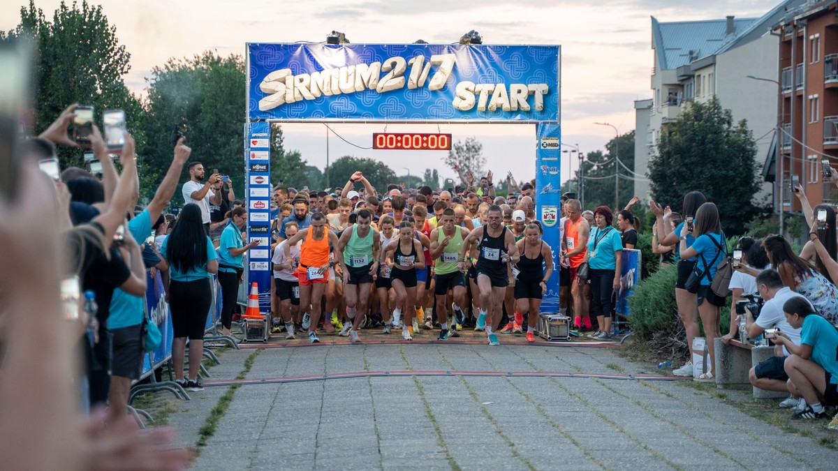 Više od 1000 trkača iz Srbije i sveta trčalo za retke na prvom humanitarnom noćnom polumaratonu "Sirmijum 21/7"