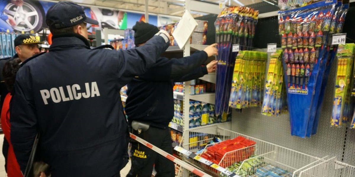 Katowice. Policjanci ze strażą miejską sprawdzają fajerwerki w sklepach 