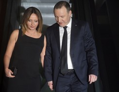 Atmosferę wypełniły feromony: prezes Kurski ciało w ciało z narzeczoną na prezentacji ramówki TVP. FOTO