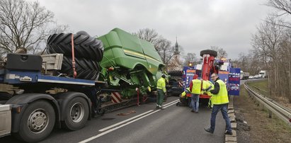 Warty ponad 1 mln zł kombajn spadł z tira