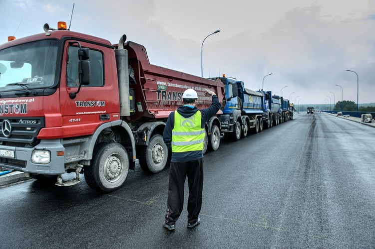 Od strony woj. lubelskiego wszystko jest gotowe. Na most można dojechać gotowym odcinkiem drogi 747. <br><br> fot. (zuz) PAP/Wojciech Pacewicz