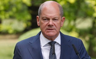 Scholz broni polityki Merkel wobec Rosji. "Próba mediacji nigdy nie może być czymś złym"