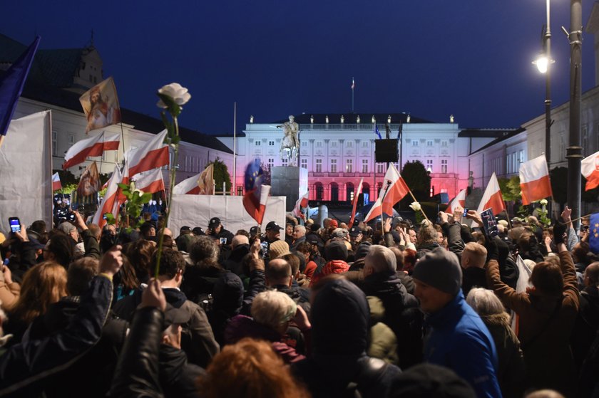 Kaczyński na miesięcznicy: białe róże to symbol nienawiści