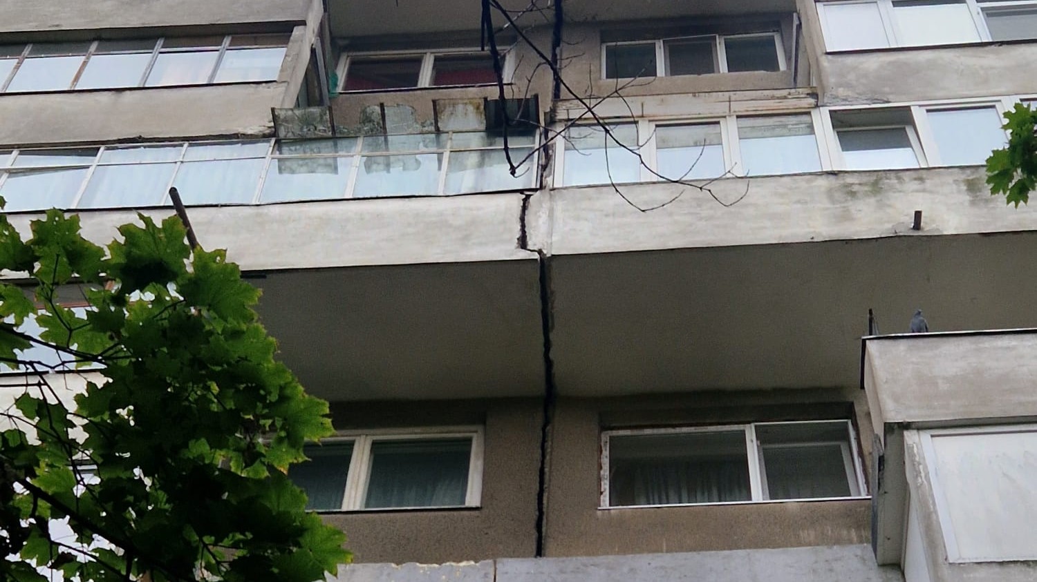 Imagine Stire Locuitorii blocului crăpat din București au refuzat consolidarea de două ori. Care este adevărata cauză a distanțării dintre scări | 2review.ro