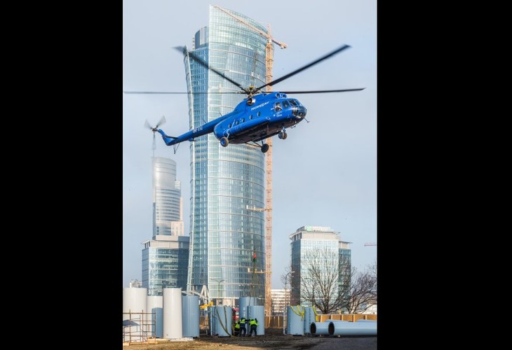 Montaż masztów na szczycie Warsaw Spire został przeprowadzony w dwóch etapach. Pierwszy z nich odbył się na początku stycznia, drugi zakończono w niedzielę 17 stycznia. Biurowiec ma teraz już docelowe 220 metrów wysokości i jest największym co do powierzchni oraz najwyższym budynkiem biurowym w kraju.