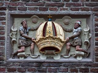 Średniowiecze. Dekoracyjny kamień szczytowy na jednym z domów w Amsterdamie.  