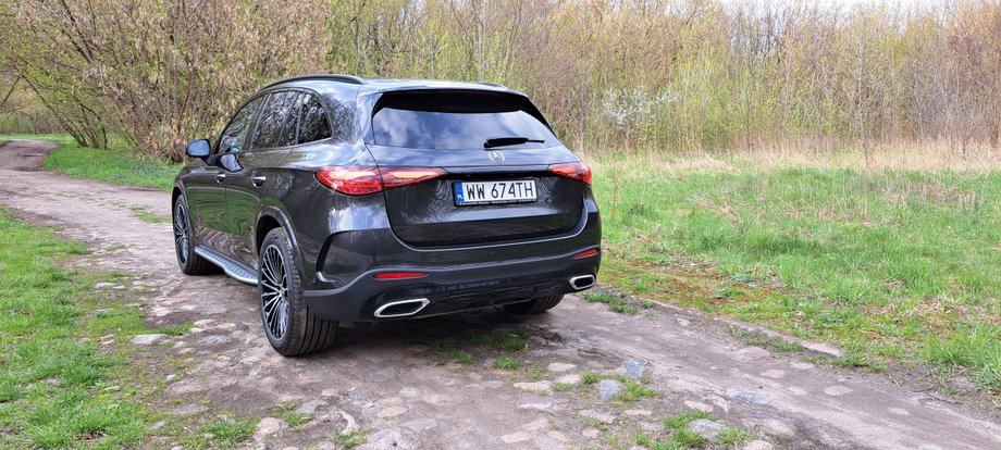 Mercedes GLC zapewnia komfort nawet na nierównych polnych drogach. To nie jest terenówka zdolna do podboju bezdroży, ale poradzi sobie nawet w trudniejszych warunkach niż kamienisty dukt.