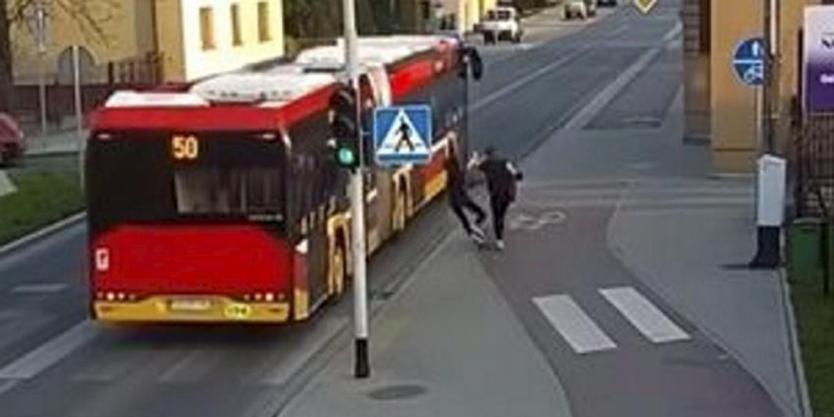 Bezmyślny żart. Wepchnęła koleżankę pod koła autobusu