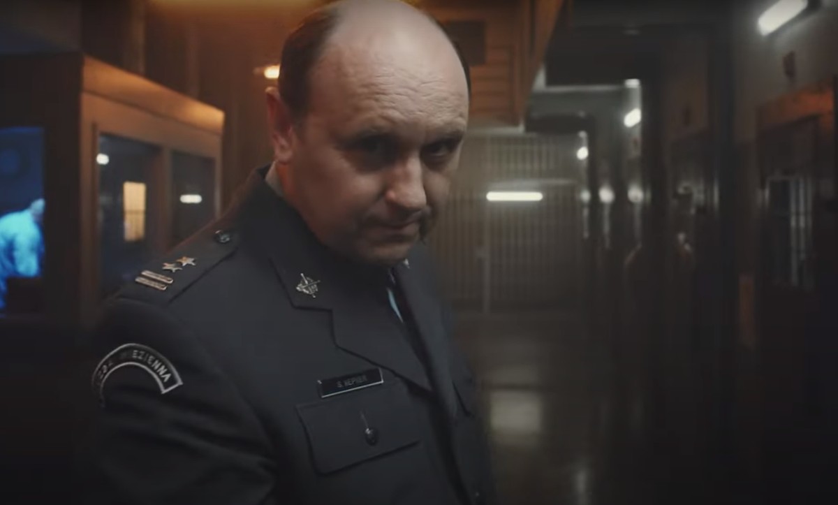 Adam Woronowicz w serialu "Skazana" gra dyrektora zakładu karnego