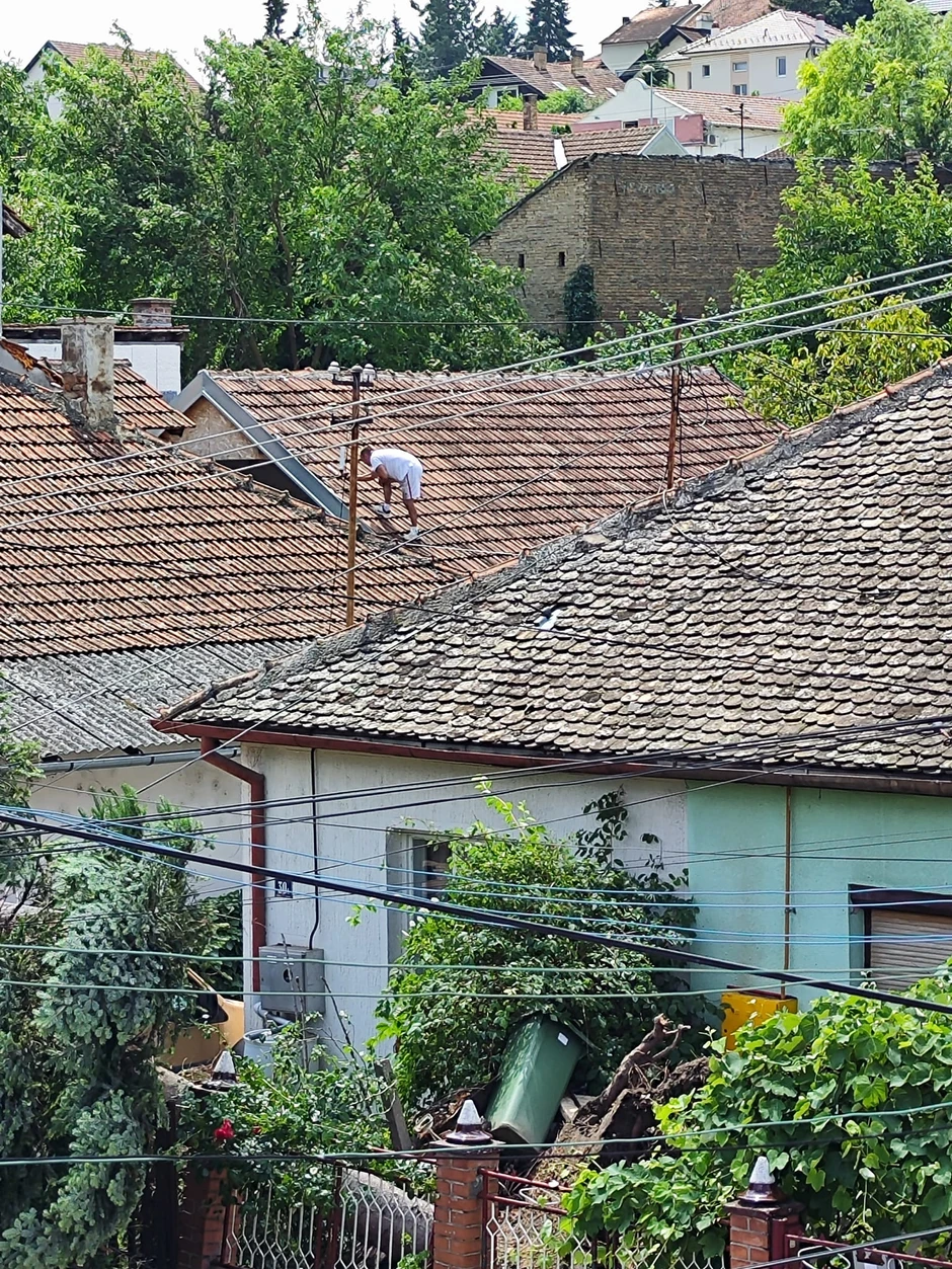 Steva Marić iz Petrovaradina besplatno popravlja krovove