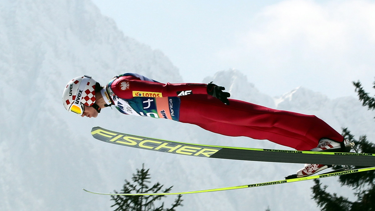 Kamil Stoch zajmuje czwarte miejsce po pierwszej serii konkursu PŚ w skokach narciarskich w Planicy. Prowadzi Jurij Tepes ze Słowenii. Piotr Żyła zajmuje 14. miejsce, Maciej Kot 19., a Dawid Kubacki 22. Stoch jest niemal pewny trzeciego miejsca w klasyfikacji generalnej PŚ, ciągle ma również szansę na drugą pozycję.