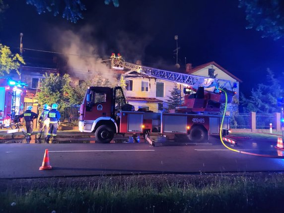 Pożar w klinice leczenie uzależnień koło Bełchatowa gasiło aż 11 zastępów strażaków. Akcja trwała ponad 7 godzin. 