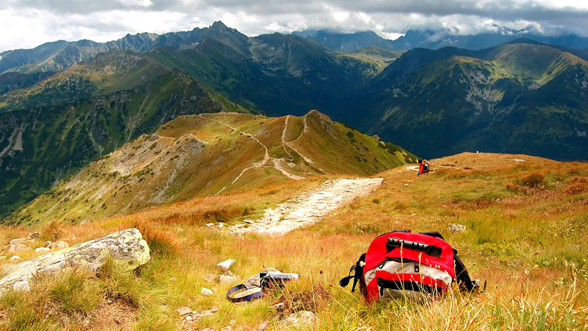 Słoneczna i ciepła pogoda zachęca do wędrówek w Tatry, jednak wybierając się w góry podczas upałów należy pamiętać o nakryciu głowy; trzeba też zabrać ze sobą zapas wody do picia - przypominają ratownicy TOPR.