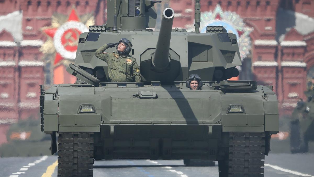 Rosyjski czołg Armata T-14 podczas parady wojskowej z okazji Dnia Zwycięstwa na Placu Czerwonym w Moskwie. 9 maja 2015 r.