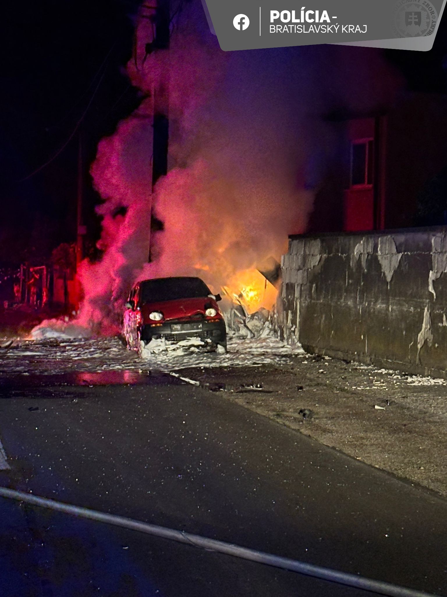 Vodič pod vplyvom alkoholu narazil do dvoch zaparkovaných áut, po čom vozidlá začali horieť.